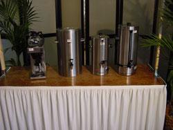 Koffiezetapparatuur van links naar rechts: Bravillor 2x12 kops - koffiecontainer- waterkoker- 10 liter koffieperculator 110 kops