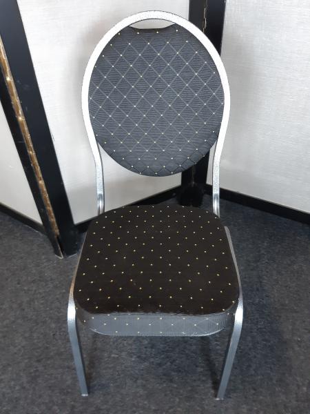 Stack chair hamerslag frame  met zwarte stoffen bekleding met motief.